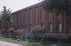 El edificio fue diseñado por el arquitecto francés a principios del siglo XX. Además ayudó a diseñar el campus principal de la Universidad de Teherán.