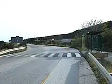 Parada de autobús en el acceso desde la N-340.