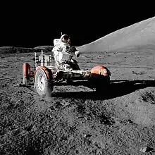 Eugene Cernan conduciendo el LRV en la misión Apolo 17, 1972.