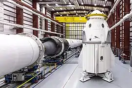 La cápsula Dragon 2 en la instalación de integración horizontal LC-39A de SpaceX.