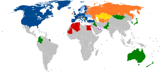 Mapa mundial con países en azul, cian, naranja, amarillo, púrpura y verde, basado en su afiliación a la OTAN.