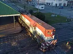 Tren de NCA por vías de Trenes Argentinos Cargas rumbo a Santa Teresa en el cruce de ramales.