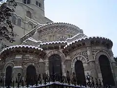 Cabecera bajo la nieve