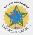 Escudo de armas de Acre de 1922 a 1969, con el lema en latín: Nec Luceo Pluribus Impar  (Brilla diferente a los demás)