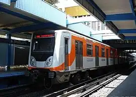 NM02 del Metro de la Ciudad de México entrando a la estación terminal Tasqueña de la Línea 2.