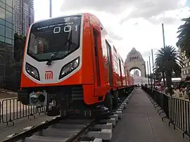 NM22 del Metro de la Ciudad de México en exhibicion,en el Monumento a la Revolución.