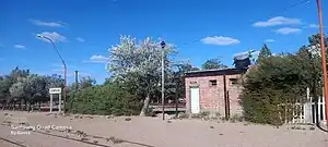 Junto al cartel nomenclador de la estación sus baños.