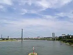 Kniebrücke sobre el Rin, en Düsseldorf (1969)