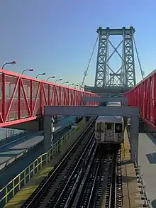 Tren del Servicio J en el puente de Williamsburg.