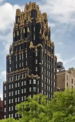 El American Radiator Building, Nueva York por Raymond Hood (1924).