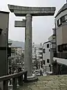 Torii de una pierna, Santuario Sannō, Nagasaki, Japón. La otra mitad fue derribada por la explosión de la bomba nuclear