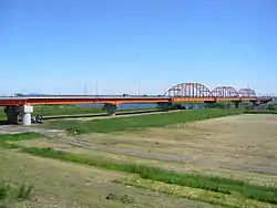 Puente Nagatoyo (fondo Monte Tsukuba). Ruta Nacional 408 sobre el río Tone, Narita a Kawachi.