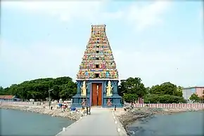 Gopuram del templo Nainativu Nagapooshani Amman .