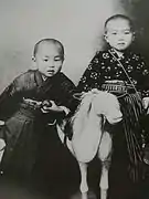 Chūya Nakahara (derecha) y su hermano menor Tsugurō, 1912.