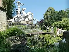 The Naked Ladies ("Las damas desnudas"), cercanías de Londres, finales del XIX o comienzos del siglo XX. -The Statues at York House, fuente citada en The Naked Ladies-