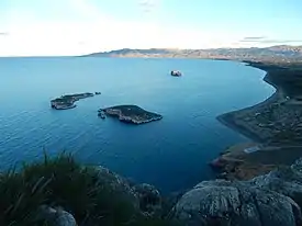 Las islas de Tierra (derecha) y Mar (izquierda) con el peñón de Alhucemas al fondo, pertenecientes al archipiélago de las islas Alhucemas.