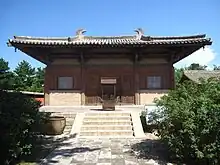 Una de las estructuras existentes más antiguas que exhibe un techo Xieshan: el Gran Salón del Buda en el Templo de Nanchan en el monte Wutai, Wutai, Shanxi, China, que se remonta a la Dinastía Tang (618-907).