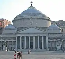 Un bâtiment imposant en vue d'ensemble.