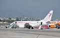 Boeing 737-500 de la  aerolínea Tunisair, aparcado en la Terminal 1.