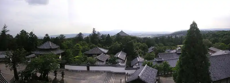 Panorama sobre los terrenos del Nigatsu-dō y la ciudad de Nara.