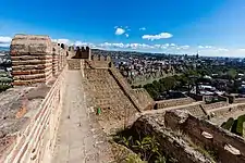Muro con Tiflis en segundo plano.