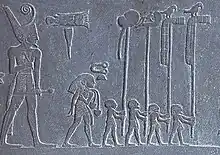 Narmer con la corona del Bajo Egipto, la maza y el mayal (en la paleta de Narmer)