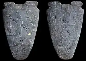 Las paletas egipcias, como la paleta Narmer (3200-3000 a. C.), toman prestados elementos de la iconografía mesopotámica, en particular el diseño saurópodo de Uruk.