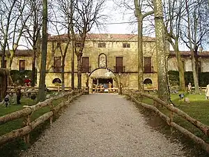 Palacio de Narros en Navidad, época en la que en sus jardines se instala un Belén.