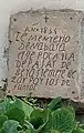 Inscripción del antiguo cementerio, situado en el muro sur de la iglesia