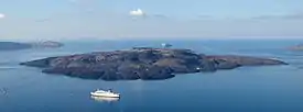 La isla Nea Kameni, situada en la caldera de Santorini, Grecia