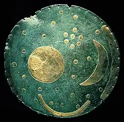 Disco de Nebra, Europa Central, II milenio a. C. Es la primera obra conocida en la que se representa una cosmovisión concreta y compleja.