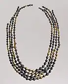 Cuentas de collar de Sumeria; 2600–2500 AC; oro y lapis lazuli; largo: 54 cm; Metropolitan Museum of Art