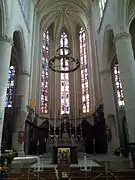 Nave hacia el coro. Detrás del coro, vidrieras de veinte metros de altura colocadas en el siglo XVI. La de la izquierda se atribuye a Georges Millereau; las otros dos son de Nicolas Droguet.