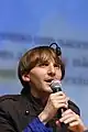 Modificación corporal con tecnología. Antena cibernética en la cabeza. Neil Harbisson