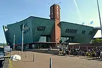 Museo Nemo (entrada y plazoleta) Ámsterdam, Países Bajos