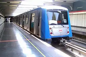 Tren NS-2004 en estación Neptuno. El número 7 indica que el tren es de 7 coches.