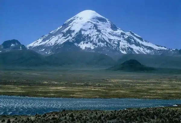 Sajama (6542 m) el pico más alto en Bolivia (estrato volcán considerado extinto)