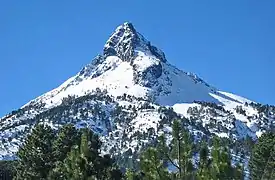 Nevado de Colima, tercer más prominente, un estratovolcán en Jalisco cerca de la frontera con Colima.