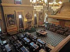 Sala de la Legislatura. El escudo de armas real está tallado en el dosel