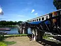 El tren que conecta Thonburi y Nam Tok sobre el puente.