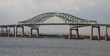 El puente de la bahía de Newark tiene ménsulas en forma de arco.