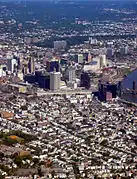 Vista de Newark mirando hacia el noroeste en 2005. Desde entonces, varios edificios de gran altura se agregaron al horizonte.