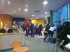 Sala de espera en estación de autobús