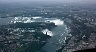 Vista aérea de las cataratas del Niágara, que separan a EE UU y Canadá.