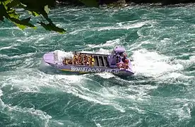 Un bote se impulsa a través de los traicioneros rápidos de la Garganta del Niágara.