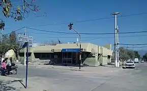 La filial local del Banco Nación es un espécimen de arquitectura brutalista; el magnífico edificio yace en la esquina sur de N. Majul Ayán y Rosario V. Peñaloza.