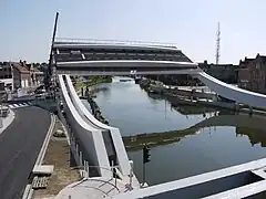 Scheepsdalebrug durante su construcción  en posición elevada