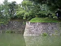 Muros interiores y foso del castillo de Nijō.