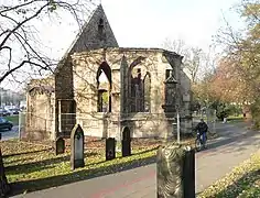 Ruinas de la Nikolaikapelle, a la izquierda restos de la nave principal y en el centro el coro