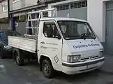 Un Nissan Trade chasis-cabina carrozado como una camioneta.